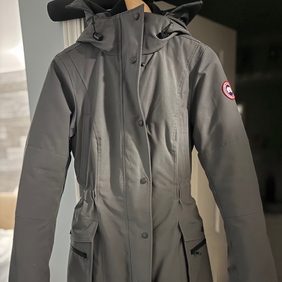 Excellent condition The women's Kinley is a slim-fit, mid-thigh length parka - Picture 1 of 9
